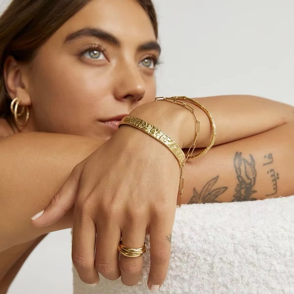 Elegant Gold Textured Bracelet - Picture 2 of 5